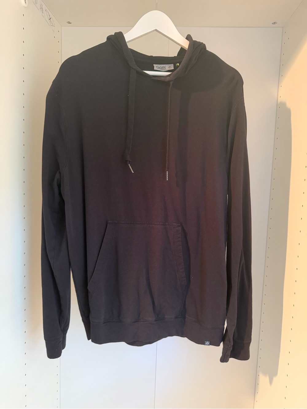 Men's Black Pullover Hoodie with Kangaroo Pocket - Unbranded